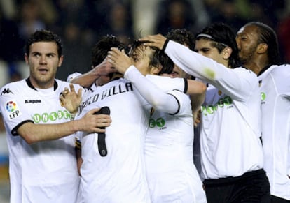 Los jugadores del Valencia celebran el segundo gol