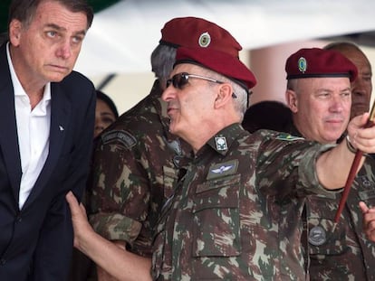 General fala com Bolsonaro na cerimônia de graduação de paraquedistas no Rio.