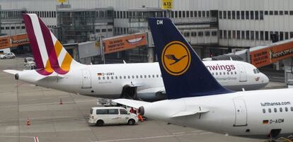 Un avi&oacute;n de Germanwings (al fondo) y otro de Lufthansa, en el aeropuerto de Dusseldorf.