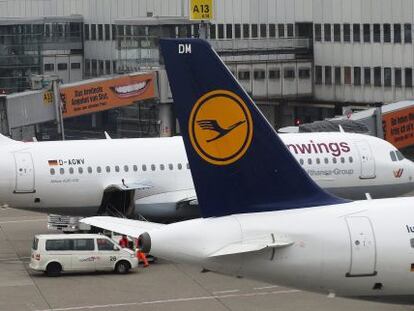 Un avi&oacute;n de Germanwings (al fondo) y otro de Lufthansa, en el aeropuerto de Dusseldorf.