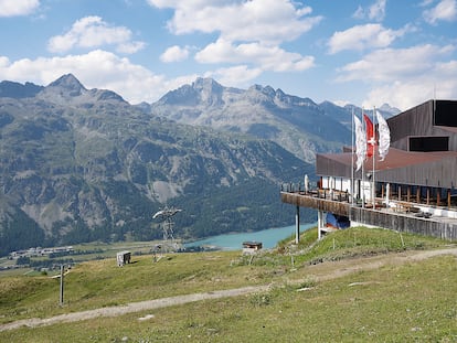 Vistas del lago y las montañas de Sils Maria desde la estación de funicular de Furstchellas.