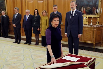 La nueva ministra de Educación y Formación Profesional, Isabel Celaá, jura su cargo.