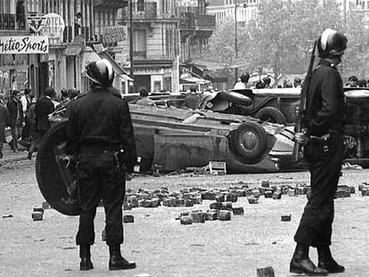 Antidisturbios vigilan ante una barricada en París en mayo de 1968.