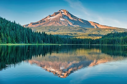 El monte Hood reflejado en el lago Trillium, en el Estado de Oregón (EE UU).