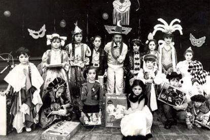 Participantes en una fiesta organizada por el Círculo Mercantil, con sede en el pazo durante los años 70.