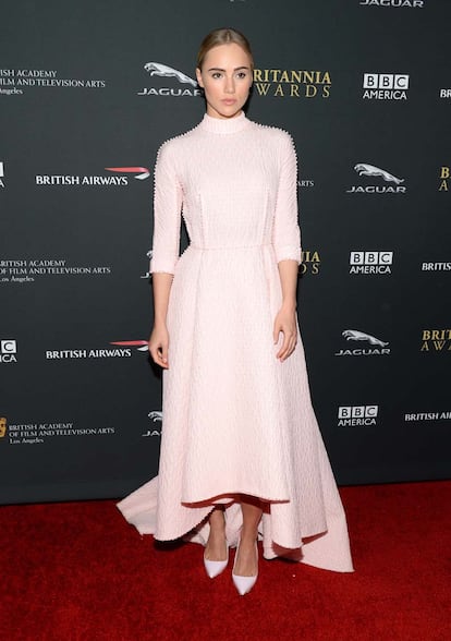 No es la primera vez que vemos a Suki Waterhouse con un diseño de Emilia Wickstead. Pero sin duda esta semana ha estado radiante con este vestido en rosa palo con pequeñas perlas en las costuras. La it-girl que salió con el famoso Bradley Cooper ya es toda una habitual en las fiestas dejando a un lado su estilo sesentero (con flequilo incluido, con el que solíamos verla) por un cuidado y elegante look. Toda una envidia de armario.