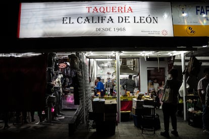 El Califa de León se encuentra entre varios locales ambulantes, lo que ha dificultado el tránsito tras ser galardonado.  
