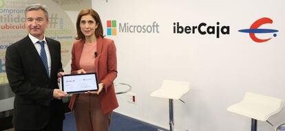 V&iacute;ctor Iglesias, consejero delegado de Ibercaja, y Pilar L&oacute;pez, presidenta de Microsoft Espa&ntilde;a