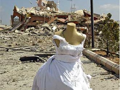 Traje de novia entre los escombros de Qana, Líbano