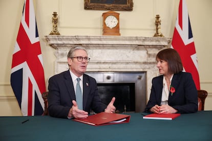 El primer ministro británico, Keir Starmer, y la ministra de Economía, Rachel Reeves, en Downing Street, el 28 de octubre.