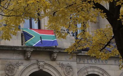 La Diputación de Gipuzkoa ha colocado una bandera de Sudáfrica con un crespón negro en su fachada.