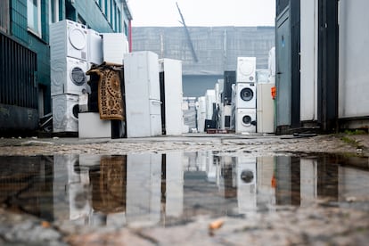 Numerosos electrodomésticos apilados en el distrito de Rothenburgsort de Hamburgo, 11 de abril de 2023.