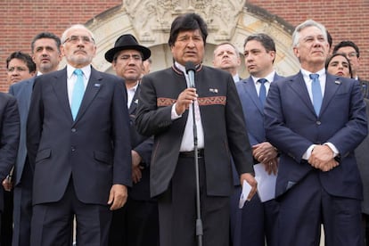 El presidente de Bolivia, Evo Molares, junto al expresidente Carlos Mesa  (izquierda), en La Haya.