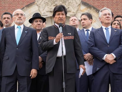 El presidente de Bolivia, Evo Molares, junto al expresidente Carlos Mesa  (izquierda), en La Haya.