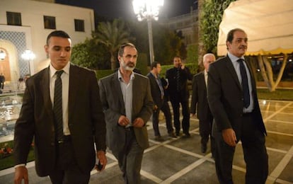 El dirigente opositor sirio Ahmed Moaz al-Khatib llega a la reunión de la Liga Árabe.