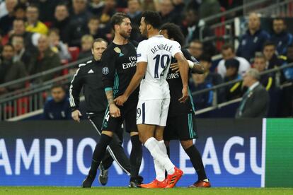 El defensa español del Real Madrid Sergio Ramos se enfrenta con el  belga Mousa Dembele durante el partido.