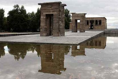 Templo de Debod, al aire libre, junto al Cuartel de la Montaña y el parque del Oeste, en Madrid.