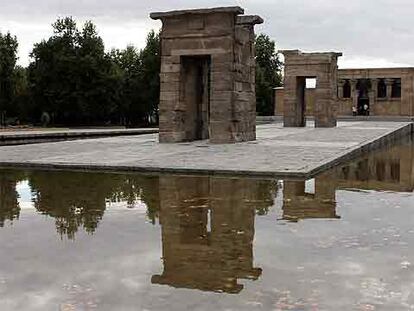 Templo de Debod, al aire libre, junto al Cuartel de la Montaña y el parque del Oeste, en Madrid.