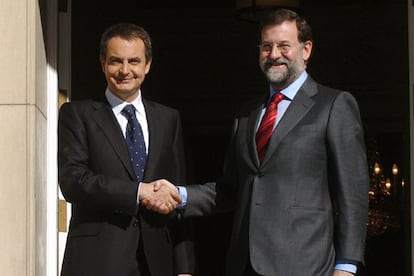 Zapatero saluda a Rajoy a la puerta de La Moncloa.