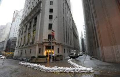 Sacos de arena protegen la entrada del edificio de la Bolsa de Nueva York, Estados Unidos, este 29 de octubre.