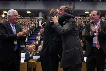 Díaz Ferrán abraza a Rosell tras la elección presidencial bajo la mirada de Santiago Herrero (Izquierda) y de Jesús Terciado (derecha).