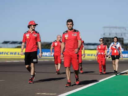 El piloto de Ducati Pecco Bagnaia pasea por el circuito de Termas de Río Hondo, este viernes, junto a miembros de su equipo.