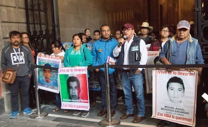 Familiares de los 43 estudiantes de Ayotzinapa en el Palacio nacional de México.