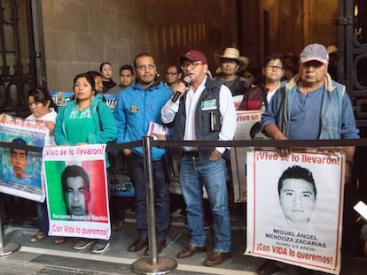 Familiares de los 43 estudiantes de Ayotzinapa en el Palacio nacional de México.