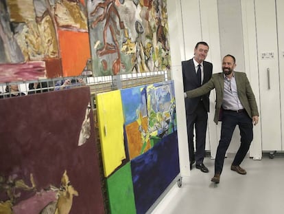 El diputado de Cultura de Gipuzkoa, Denis Itxaso, y el director del Bellas Artes de Bilbao, Miguel Zuagaza, ante las obras de Ruiz Balerdi.