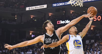 Pau Gasol y Curry pelean por el balón