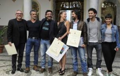 El director de la serie "Isabel" Jordi Frades(i) junto a los actores Jordi Díaz(2i), Andres Herera(3i), Michelle Jenner(c), Rodolfo Sancho(3d), Alex Martínez(2d) y Alba García. EFE/Archivo