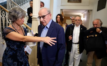 El exvicepresidente del Gobierno Alfonso Guerra llega a la presentación de su libro 'La rosa y las espinas. El hombre detrás del político' en el Ateneo de Madrid. 