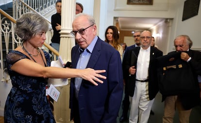 El exvicepresidente del Gobierno Alfonso Guerra llega a la presentación de su libro 'La rosa y las espinas. El hombre detrás del político' en el Ateneo de Madrid.
