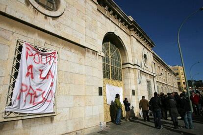 Un momento de la protesta de funcionarios ante la prisión de Tarragona.