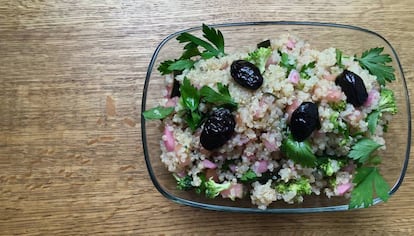 Ensalada de quinua con aceitunas y encurtidos caseros.