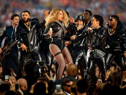 Beyonce con Bruno Mars y su grupo de bailarinas.