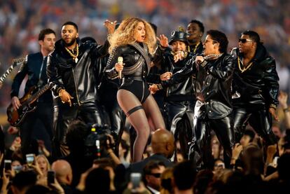 Beyonce con Bruno Mars y su grupo de bailarinas.