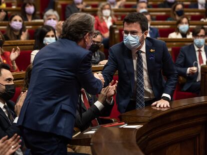 El presidente catalán, Pere Aragonès, se felicita con el consejero de Economia y Hacienda, Jaume Giro, en el pleno del Parlament en el debate del proyecto de ley de presupuestos de la Generalitat de Catalunya para el 2022.