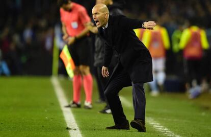 Zidane gritando instrucciones durante el partido de Copa contra el Celta.
