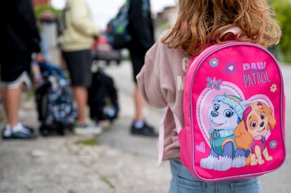 Varios niños esperan al transporte escolar, este lunes, en la localidad cántabra de Hinojedo. 