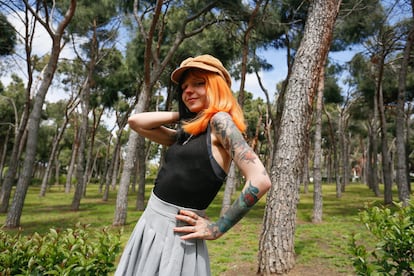 Hurona Rolera, conocida como Dana, 'influencer' de videojuegos y marcas comerciales con miles de seguidores en redes sociales, posa en un parque de Móstoles (Madrid).