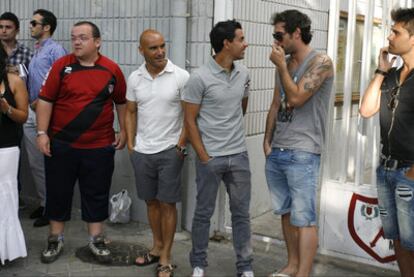 Giménez, Míchel, Movilla y el exfutbolista Álvaro Benito, junto a la afición del Rayo, durante la manifestación de este martes para protestar ante el presidente Raúl Martín Presa.