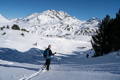 Excursión con raquetas de nieve en Formigal, con Rubén Martín como guía de montaña.