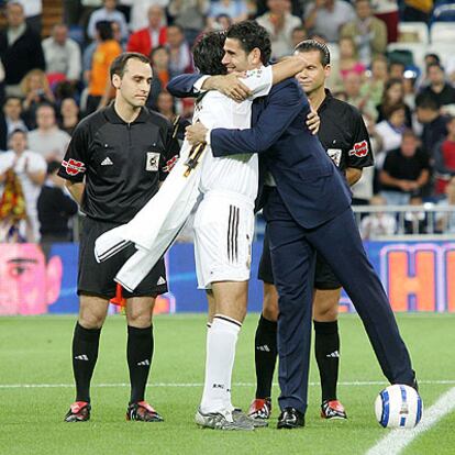 Raúl y Hierro se abrazan en el centro del Bernabéu antes del partido.
