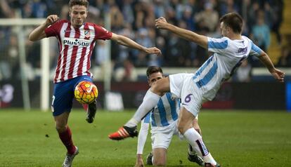 Saúl y Camacho disputan el balón en el duelo disputado en La Rosaleda.