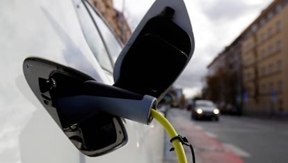 Un coche eléctrico cargando en un punto público. 