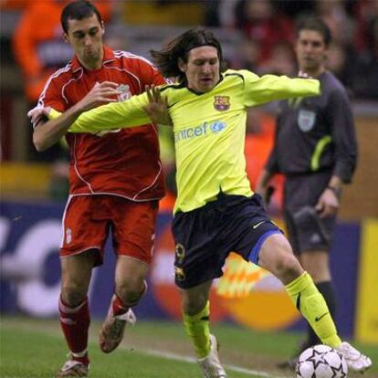 Arbeloa presiona a Messi durante el Barça-Liverpool de 2007.
