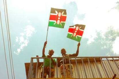 Kaka posa junto a su amigo Ronnie con dos banderas de Kenia desde la terraza del centro de juventud el pasado 21 de octubre de 2018 en la fiesta que celebraron en su honor tras conseguir el diploma de honor de la ONU-Habitat. 