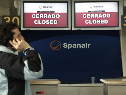 Un pasajero afectado por el cierre de Spanair, en el aeropuerto de Loiu (Bizcaia).