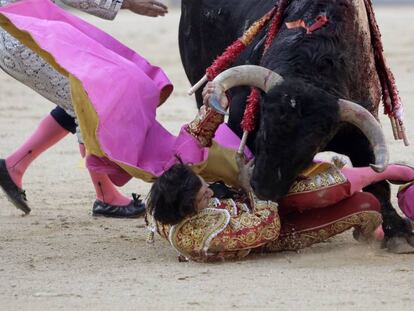 Curro D&iacute;az sufre una cogida por su segundo toro, de la ganader&iacute;a del Puerto de San Lorenzo.